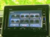 FM・AMに加え、DVD/CDやテレビ、iPod、SDなど複数の音源を選べる画面です。乗車する方やその日の気分に合わせて、車内で楽しむ音声を切り替えられます。