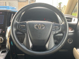 手元に各種スイッチがまとまり、運転姿勢を大きく変えずに必要な操作へアクセスしやすい配置です。日々の運転をサポートする便利な装備として活用いただけます。