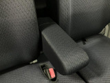 長時間の運転でも疲れにくいアームレスト装備!