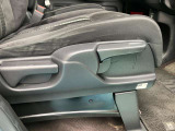 運転席シートアジャスター