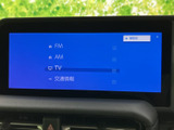 FM・AMやテレビ、交通情報など、画面上で選べる項目が一覧で表示されています。必要なメニューを見つけやすく、日常の移動中に使う情報へアクセスしやすい構成です。