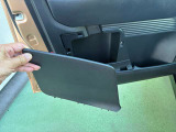助手席ドアの内側に車検証入れなどが収納可能です。