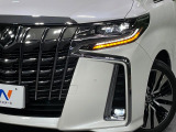【シーケンシャルターンランプ付きLEDヘッドライト】人気の『流れるウィンカー』付きのLEDヘッドライトを装備♪高級感はもちろん、点灯時は存在感たっぷりで他車からも認識されやすく安心です。