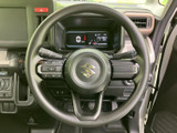 握りやすいステアリングは、長距離運転でも疲れにくい設計。操作性も高く、快適なドライビングをサポートします。