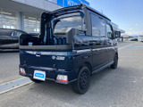 後方からの視界を確保しつつ、スタイリッシュなリアデザイン。荷物の積み下ろしもしやすい工夫が凝らされています。日常使いに最適です。