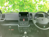 運転席からメーターや前方を見渡しやすい、すっきりとした運転空間です。手の届きやすい位置に操作部がまとまり、乗り降りの際にも落ち着いて過ごせる実用的な室内です。