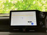 大型のナビゲーションシステムが、快適なドライブをサポート。スムーズな操作性で、目的地まで安心です。