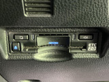 ETC車載器を備えており、高速道路を利用する際に便利な装備です。カードの挿入口や操作部が見やすい位置にまとまり、日常のお出かけから遠方への移動まで活躍します。料金所での支払いもスムーズです。
