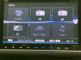 多様なメディアに対応し、お好みの音楽を楽しめます。高音質再生で、車内をコンサートホールのような空間に変えます。快適なドライブのお供に。