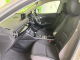 前席は身体を支える形状で、運転時も助手席でも落ち着いて座れる室内です。前方や左右の窓から周囲を確認しやすく、乗り降りから移動中まで快適にお過ごしいただけます。