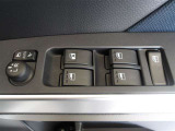 パワーウィンドウスイッチで運転席から全席の窓の開閉ができます。