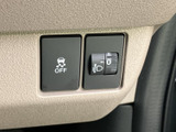 運転席まわりにはアイコン付きのスイッチが並び、表示を見ながら必要な操作を確認できます。シンプルにまとまった配置で、運転姿勢のまま手を伸ばしやすい位置です。