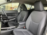 シートの形状が体をしっかりホールド。運転に集中できる、快適な空間です。操作性も考慮された配置です。