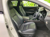 前席は身体を支える形状で、運転席まわりまで見渡しやすいレイアウトです。ドアを開けた際の乗り降りもしやすく、日常の移動を快適に過ごせる空間です。