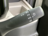 操作しやすいウインカーレバーで、安全な車線変更をサポートします。直感的な操作性で、運転に集中できます。