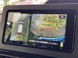 後方確認をサポートし、安全な駐車操作を支援。ガイドライン表示で、狭い場所でも安心して駐車できます。運転に自信がない方にもおすすめです。