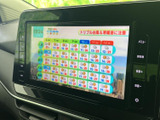 テレビ番組の映像を表示できる画面を備えています。停車中の休憩時間にニュースや番組を視聴でき、車内で過ごす時間を有効に活用したい方にも便利な装備です。視聴は停車中にお楽しみください。