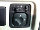 【電動格納ミラー】サイドミラーは電動格納式となっており、狭い駐車場でもキズがつくリスクを抑えられます。