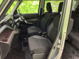 シンプルで機能的な内装が、運転をサポートします。操作性にも優れており、快適なカーライフを送りましょう。