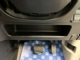【運転席アンダートレー】タオル等置くのに便利