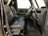 ベンチシート形状で足元も含め広々ゆったり座っていただけます。運転席側に装備してますセンターコンソールボックスを利用頂くとセパレートしてリラックス、ベンチにして開放的に2タイプお好みに合わせ使えます。