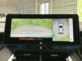 後方映像に加えて車両周辺を上から見た表示も確認でき、駐車時の周囲確認をサポートします。ガイド線も表示されるため、車庫入れや切り返しの際に目安として活用できます。