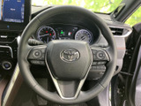 ステアリングには複数のスイッチが配され、手元で車内の機能を扱える便利なつくりです。メーターを見ながら操作しやすく、日常の運転をサポートする装備が揃います。