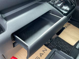 ダッシュボード助手席側上部にインストアッパーボックスがあり、収納に便利です。