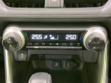 【オートエアコン】一度お好みの温度に設定すれば、車内の温度を検知し風量や温度を自動で調整。暑い&hellip;寒い&hellip;と何度もスイッチ操作をする必要はありません。快適な車内空間には必須の機能ですね♪