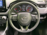 インテリアに合わせたデザインのステアリングは、運転される方のことも考え、運転しやすい形状、大きさです。是非一度、実際に触ってお確かめください。