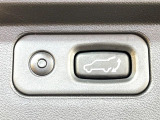【パワーバックドア】スマートキーや運転席のボタンを押すだけでリアゲートが自動で開閉します!荷物を持っている時や、高い位置にあるバックドアを閉める際に便利な機能です♪