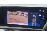 【リバ-ス連動カメラシステム】リバースと連動し、車両後方の映像をディスプレィに表示歪みの少ないカメラにより鮮明な画像で後退の運転操作をサポートします。