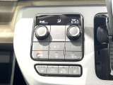 【オートエアコン】一度お好みの温度に設定すれば、車内の温度を検知し風量や温度を自動で調整。暑い&hellip;寒い&hellip;と何度もスイッチ操作をする必要はありません。快適な車内空間には必須の機能ですね♪