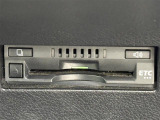 【ETC】有料道路を利用する際に料金所で停止することなく通過できる、ETC車載器(ノンストップ自動料金収受システム機器)が装備されています。セットアップを行うことで利用可能になります。