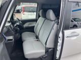 ドライバーの視界を確保するよう設計された室内です。運転に必要な情報が分かりやすく配置されており、操作性も良好です。