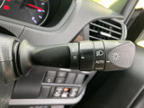 レバーには操作内容を示す表示があり、手元で確認しやすい設計です。運転中に必要な操作を行う際にも扱いやすく、視線を前方に保ちながら使える便利な装備です。