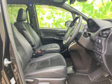 運転席と助手席は、身体を預けやすい形状でゆったりと座れる空間です。前方や左右の窓から周囲を確認しやすく、運転席まわりの各装備にも手が届きやすい配置。乗り降りもしやすい開口部です。