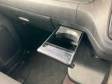 収納式センタードリンクホルダー