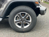 Jeep純正18インチアルミホイール。