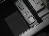 人間に合わせてクルマの設計を変えており、さらに体格や目線の違いに関わらず、多くの人が適したドライビングポジションを確保できるように、シートやステアリングの前後・上下の調整範囲を決定しています。