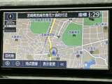 周辺の道路や施設名が画面に表示され、現在地を確認しながら目的地までの道順を把握できます。縮尺の切り替えや地点登録の項目もあり、行き先の設定やルート確認に活用できる便利な装備です。