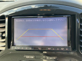 後方確認がしやすいモニター画面。駐車時や狭い道での運転をサポートします。運転に自信がない方にもおすすめです。