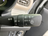 操作しやすいウインカーレバーで、スムーズな車線変更をサポートします。オート機能も搭載しており、運転の負担を軽減します。安全運転に貢献します。