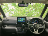 運転席まわりは前方の視界が広く、着座したまま周囲を確認しやすいレイアウトです。シートやドアまわりは落ち着いた色調でまとめられ、毎日の乗り降りにもなじみやすい空間です。