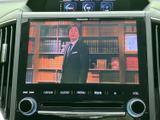 停車中にテレビ番組を視聴でき、待ち時間も車内でゆったり過ごせます。画面がセンターに配置されており、音楽や映像を楽しむ時間を支える装備です。