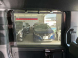 眩しい日差しも軽減してくれる、ロールサンシェードが付いてます。