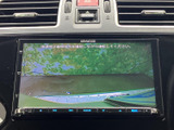 周囲の様子を画面で確認でき、駐車時や車庫入れの際に役立つモニターです。後方を目視で確かめながら活用でき、車庫入れに慣れていない方にも心強い装備です。