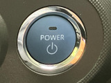 電源スイッチを運転席周辺に配置し、押す場所がひと目で分かるシンプルな表示です。乗車後の始動操作を迷いにくく、日々の乗り降りをスムーズにサポートします。