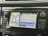 後方映像に加えて車両周辺の表示も確認でき、駐車時の状況把握に役立ちます。画面上の案内表示が目安となり、周囲を見ながら操作しやすい装備です。