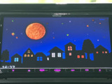 停車中にテレビや映像コンテンツを楽しめます。長距離移動の休憩時などに、リラックスできる空間を提供します。家族や友人と共に楽しめます。